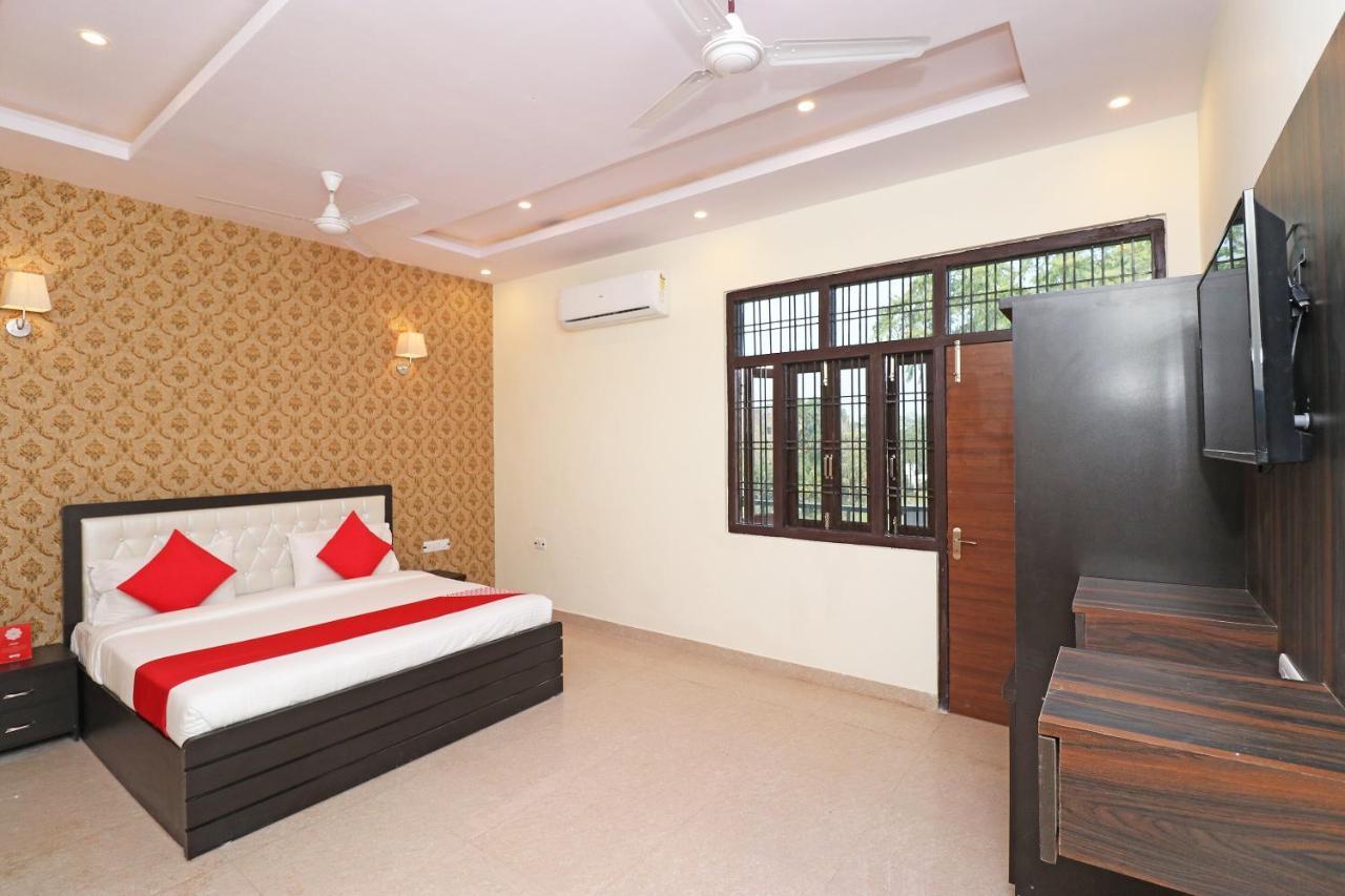 Capital O Hotel Royal Inn Near Gomti Riverfront Park Lucknow Buitenkant foto